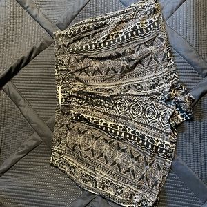 American Eagle - Black/White Shorts - Medium